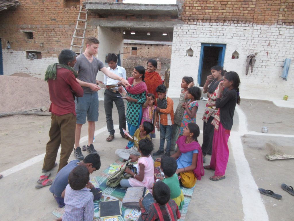 Returning to Melowar village to give English lessons to the children of one of the families part of my program.